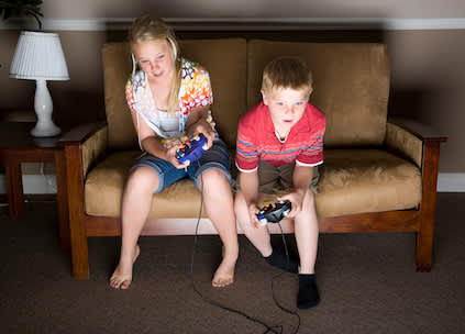 哥哥和姐姐玩电子游戏。