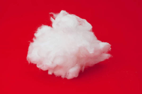 在红色背景的棉花球。