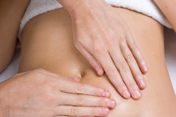 轻柔腹部按摩。