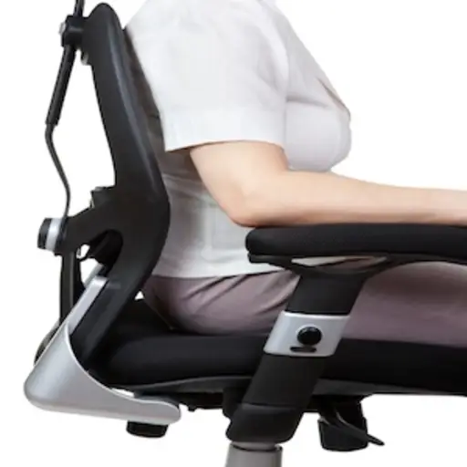 一个女人坐在符合人体工程学的办公椅上