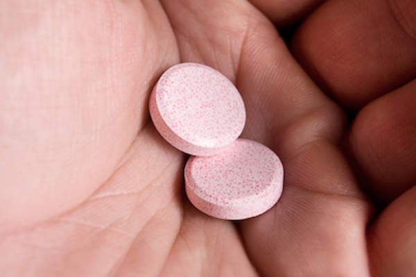 两个抗酸药男性的手掌。