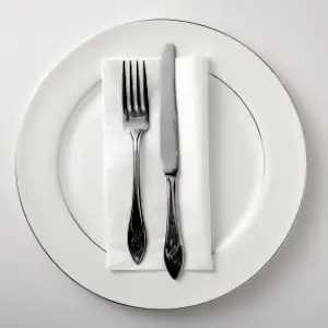 餐具，包括盘子、餐巾、刀叉。