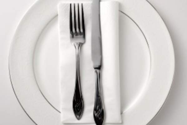 表设定用板,餐巾,刀,叉和。