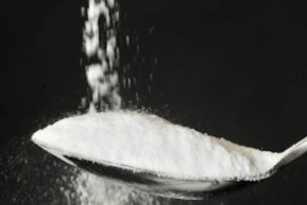 小苏打倒入一汤匙。