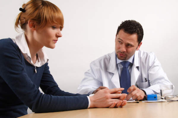 女患者咨询医生。