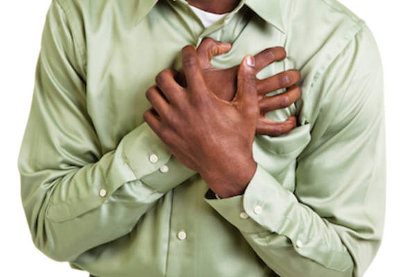 在胸部的男人抓着。