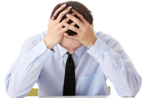 男子低着头双手和头部,做工讲究。