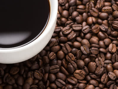 对烘焙的咖啡豆一杯咖啡。