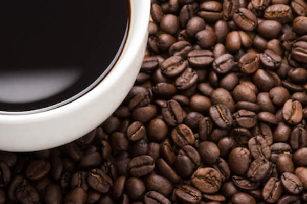 对烘焙的咖啡豆一杯咖啡。