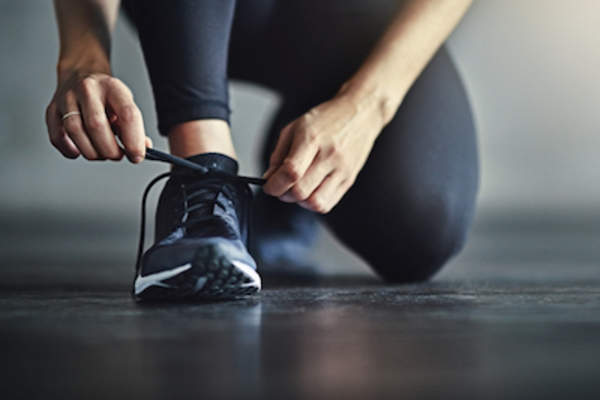 训练前女人绑跑鞋。