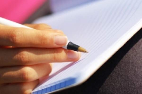 女性写作在她的个人卫生杂志。