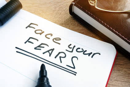 “面对你的恐惧”写在笔记本上。