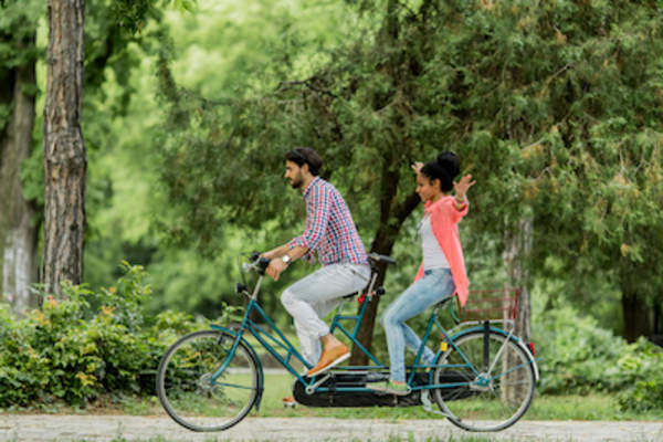 夫妇双人自行车。