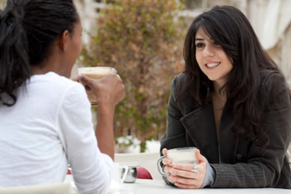 咖啡与朋友在露天咖啡馆,平常的一天。