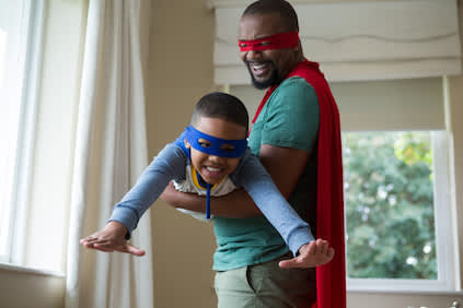 父亲和孩子玩超级英雄。