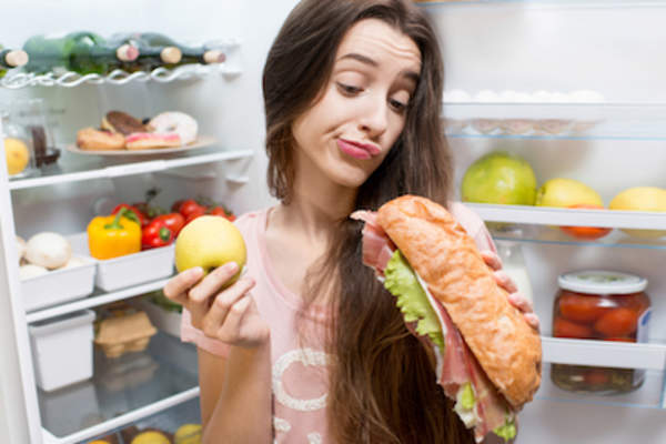 决定吃什么,大三明治还是苹果。