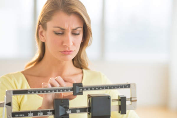 女性称体重,担心体重增加。