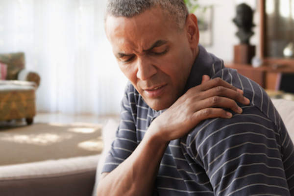 年长的男人在痛苦中。