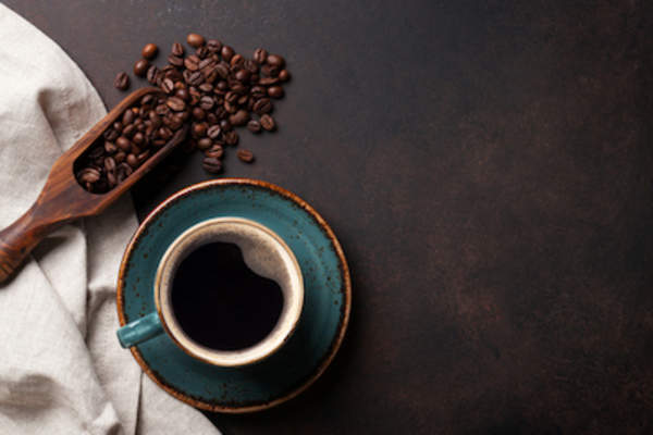 全一杯咖啡,咖啡豆勺。