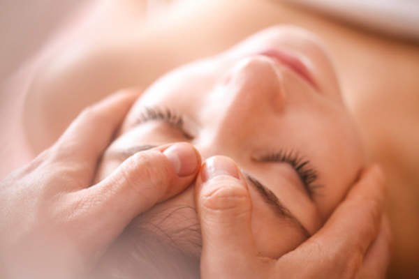 女子让头部按摩。