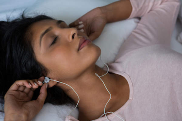 随着音乐入睡。