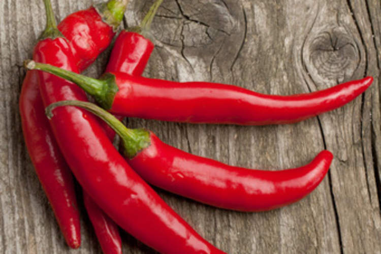 红辣椒辣椒素霜可以缓解背痛。