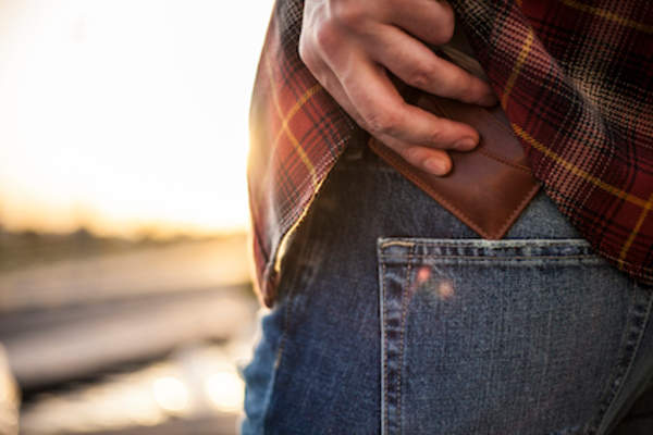 男人把钱包放在后面的口袋里。