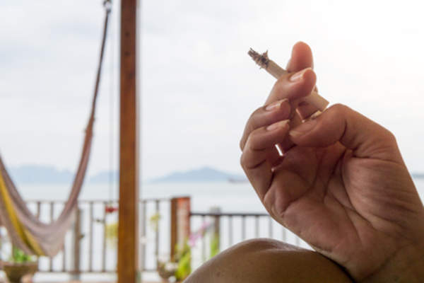 近距离观察女性手吸烟。