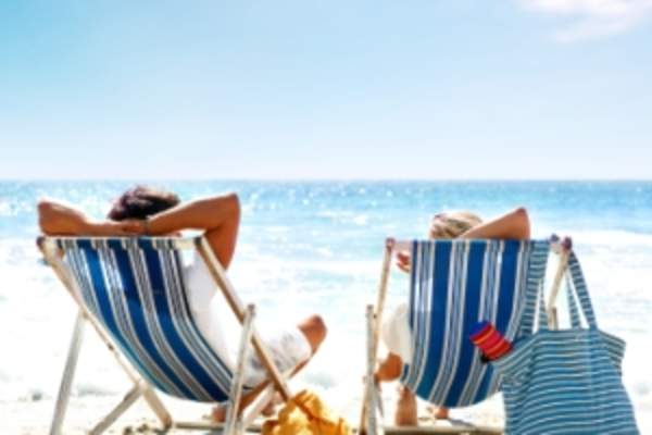 一对夫妇在沙滩椅上放松。