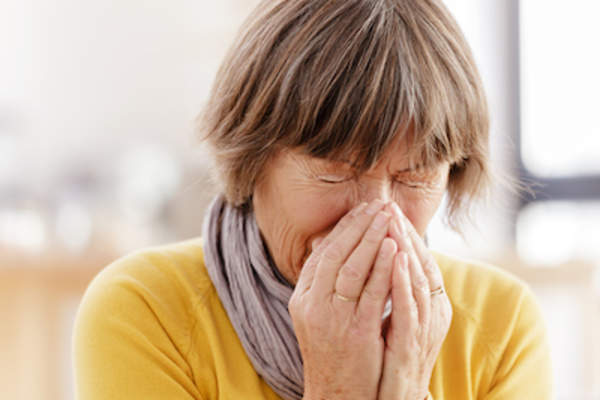 成年女性感冒打喷嚏。