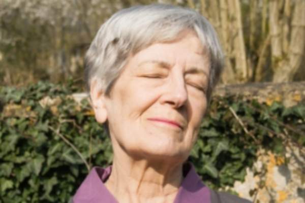 高级的女人在外面晒太阳。