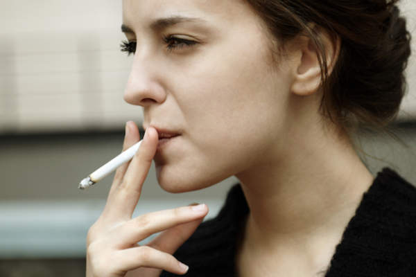 年轻女性吸烟