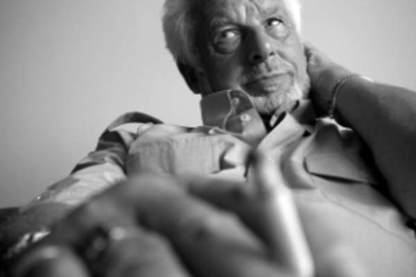 年长的男人吸烟