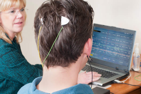 男子正在接受生物反馈治疗