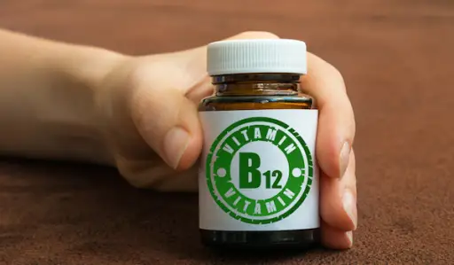 一瓶B12补充剂