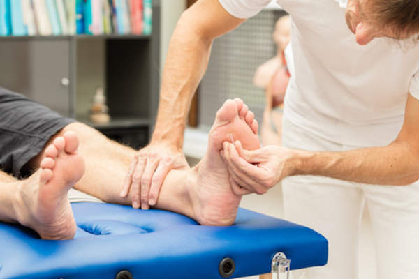 医生检查脚部敏感性