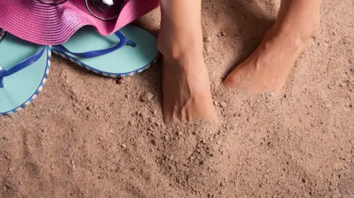 把脚趾藏在沙子里