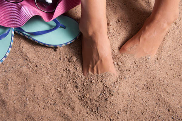 脚趾藏在沙子里