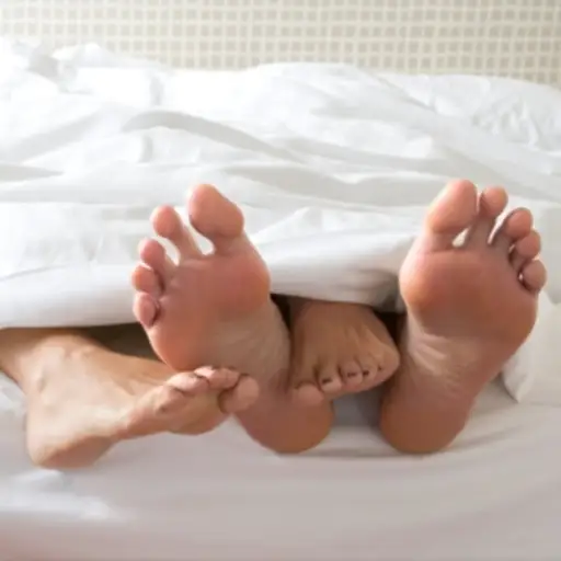 从床单下面伸出夫妇的脚