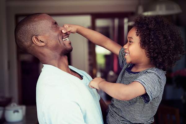 男孩抓住他父亲的鼻子。