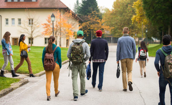 一群年轻人步行去上大学。