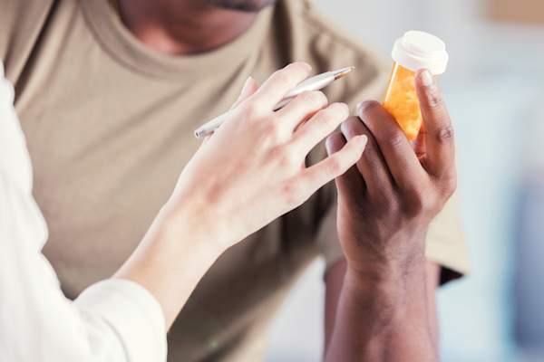 医生给病人讲解药物。