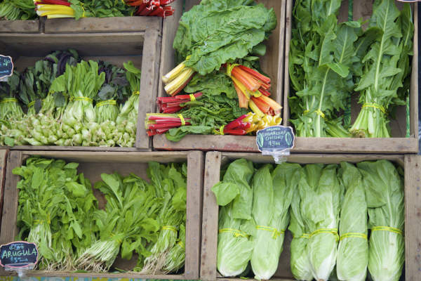 农贸市场上琳琅满目的绿叶蔬菜。