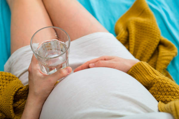 孕妇喝一杯水。