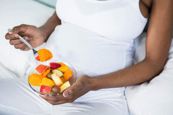 孕妇吃水果盘。