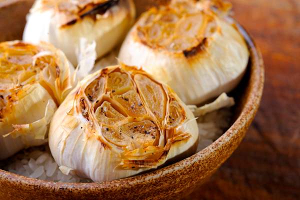 烤大蒜的特写。