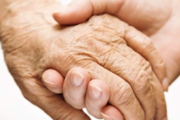 老人手里拿着一个年轻的一个。