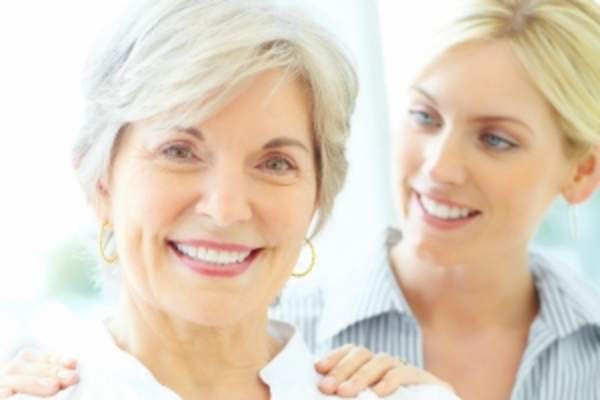 年长的母亲和她的女儿