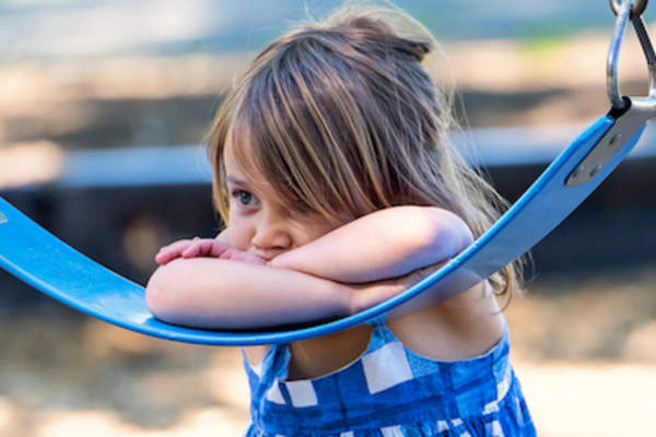 在操场郁闷的孩子。