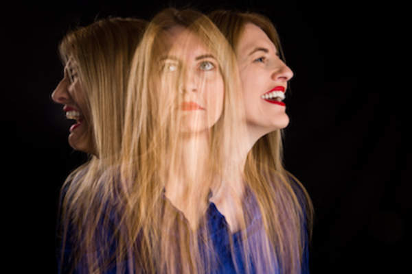 女人面对情感变化。